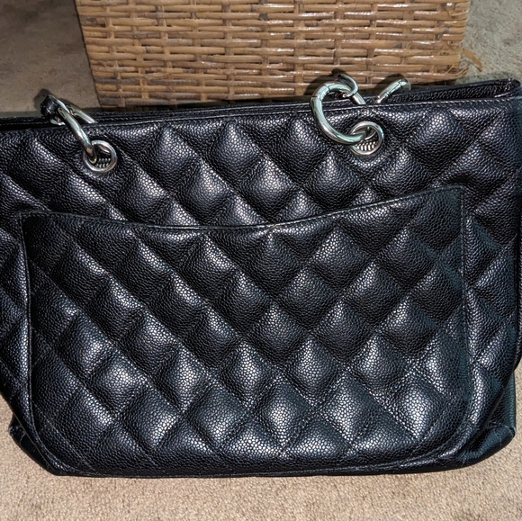 LARGE CHANEL BLACK QUILTED BAG, CHAIN STRAP, VERY GOOD PRE-OWNED CONDITION - Picture 2 of 10
